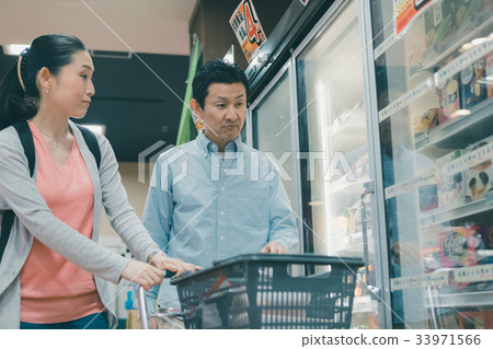 super market, supermarket, husband and wife 33971566