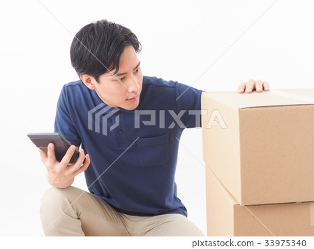 Worker with cardboard box and calculator 33975340