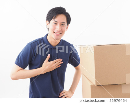 把手放的工作者在紙板箱和胸口上 33976464