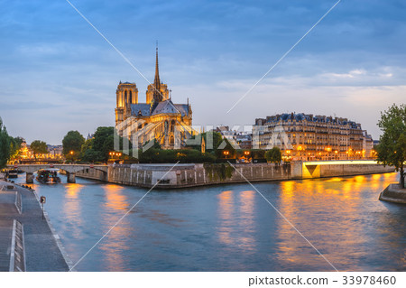 Paris sunset city skyline at Notre Dame, France Paris sunset city skyline at Notre Dame, France 33978460