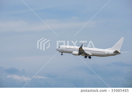 Flying aircraft 33985485