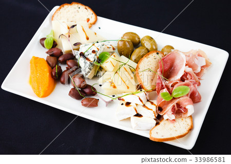 Snacks selection for wines 33986581