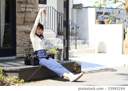 A woman growing 33995284