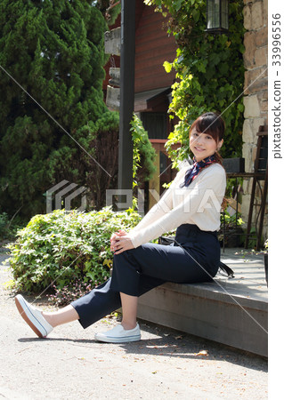 Young lady's portrait 33996556