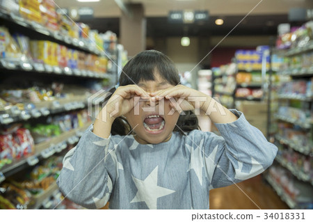 超級市場糖果部分的一個哭泣的孩子 34018331