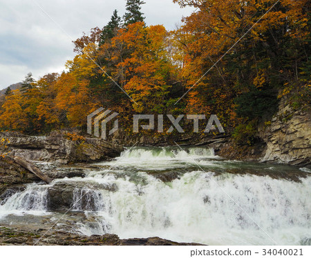 Autumn leaves of Hokkaido Sandan waterfall Autumn leaves of Hokkaido Sandan waterfall 34040021