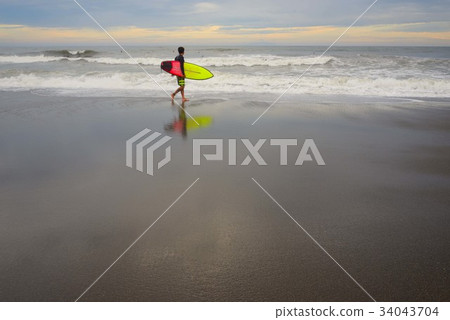 Shonan coast and surfers who can only hear the waves Shonan coast and surfers who can only hear the waves 34043704
