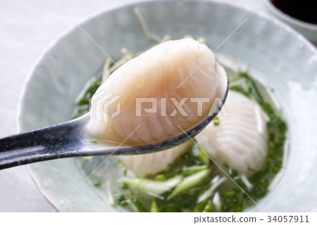 Gyoza Ramen Soup as close-up in a bowl 34057911