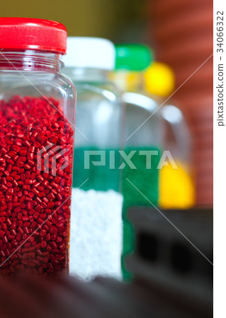 Multicolored granules in cans 34066322