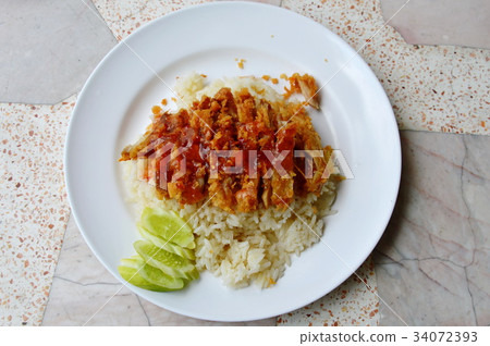 fried chicken on steamed rice dressing chili sauce fried chicken on steamed rice dressing chili sauce 34072393