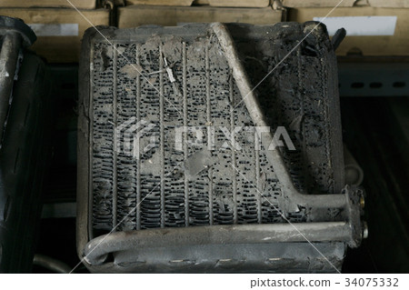 Used engine air filler for car is so dirty. Used engine air filler for car is so dirty. 34075332