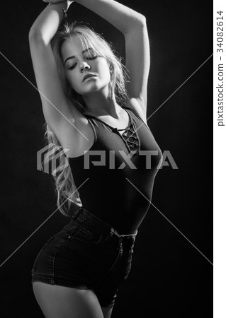 beautiful young woman beautiful young woman 34082614