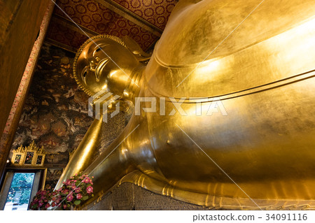 Reclining Buddha in Wat Pho Reclining Buddha in Wat Pho 34091116