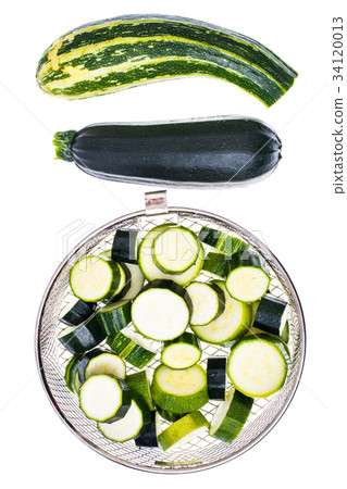 Young zucchini, cut into slices 34120013
