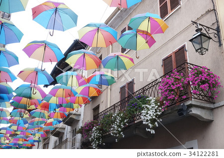 一個城市色彩繽紛的遮陽傘 34122281