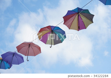 一個城市色彩繽紛的遮陽傘 34122284