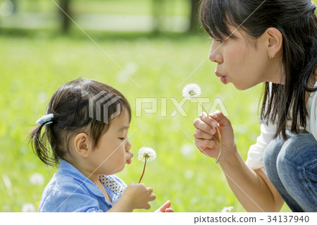 使用在一個新鮮的綠色公園的母親和女兒 使用在一個新鮮的綠色公園的母親和女兒 34137940