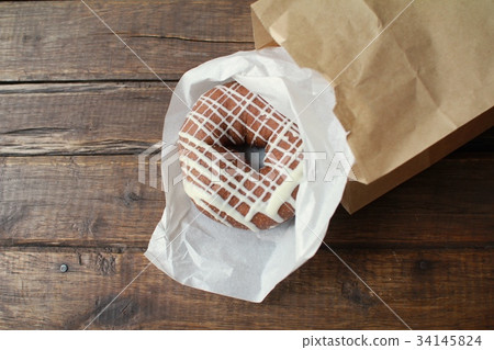 從紙袋裡取出的外帶巧克力甜甜圈 34145824