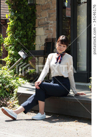 Sitting woman portrait 34146176