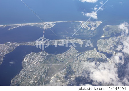 Aerial view of the rooftops and sandbanks near St. Lucie facing the Atlantic Ocean in Florida, USA 34147494