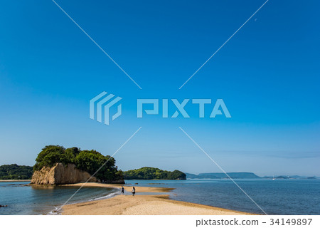 Shodoshima Tide-filled Angel Road Walking Couple 34149897