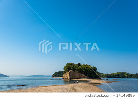 Shodoshima Tide-filled Angel Road Walking Couple 34149899