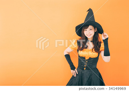 有萬聖夜服裝的一名婦女 有萬聖夜服裝的一名婦女 34149969