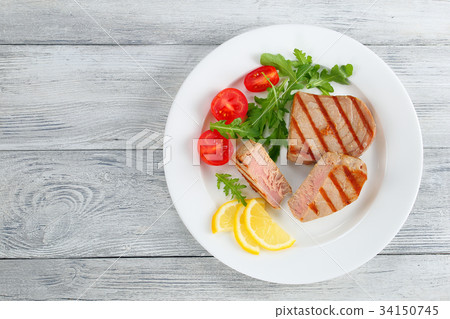 grilled tuna steak with salad and lemon 34150745