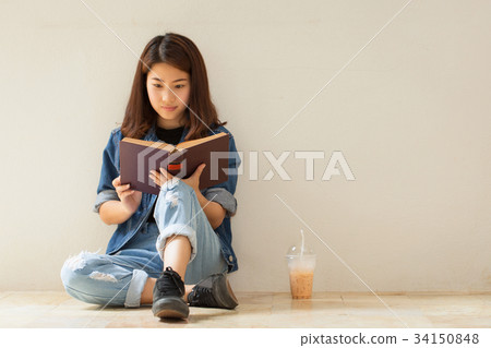 Asian woman reading a book vintage style. 34150848