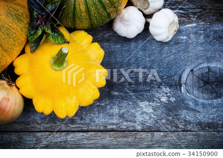 Harvest of seasonal vegetables 34150900