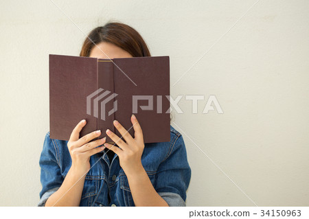 Asian woman reading a book vintage style. 34150963