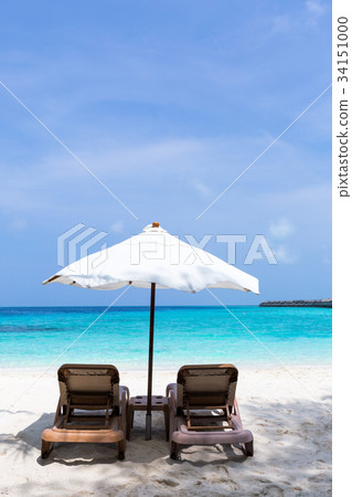 White parasol with sun chairs 34151000