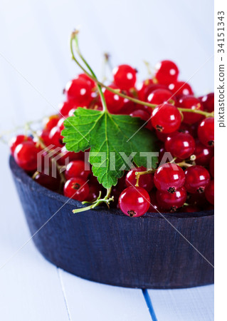 Ripe red currant in wooden bowl Ripe red currant in wooden bowl 34151343