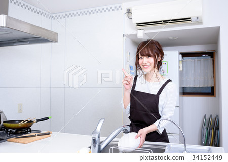 洗滌在水槽的婦女事 34152449