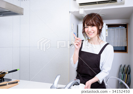 洗滌在水槽的婦女事 34152450