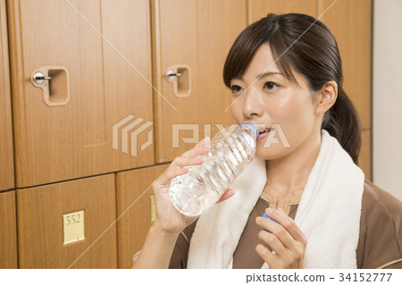 做水合作用的婦女在溫泉設施的更衣室 34152777