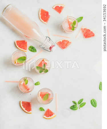 Cold refreshing alcohol cocktail with grapefruit 34153692