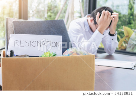 Images of packing up all his personal belongings and files into 34158931