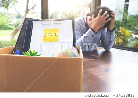 Images of packing up all his personal belongings and files into 34158932