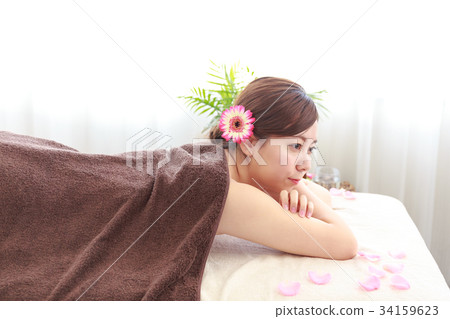 美女形象!放鬆在美容院的婦女 美女形象!放鬆在美容院的婦女 34159623