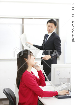 在辦公室工作的女人 在辦公室工作的女人 34161416