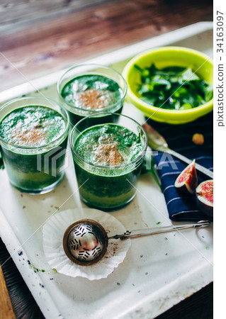 Green smoothies with leaves of fresh mint 34163097