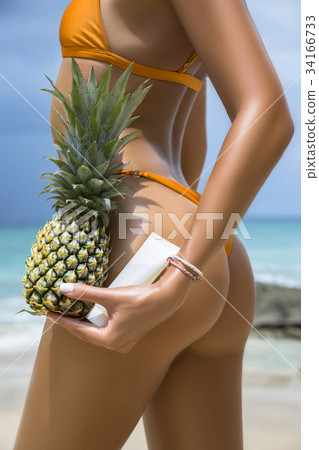 Close-up beautiful slim back of a beautiful woman Close-up beautiful slim back of a beautiful woman 34166733