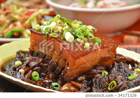 Stewed pork belly with pickled vegetables 34171326