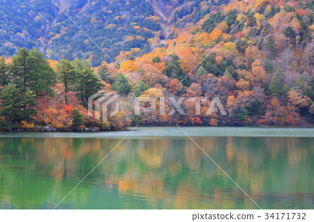 秋天的Oku Nikko Yuno湖(Yutaki附近) 秋天的Oku Nikko Yuno湖(Yutaki附近) 34171732