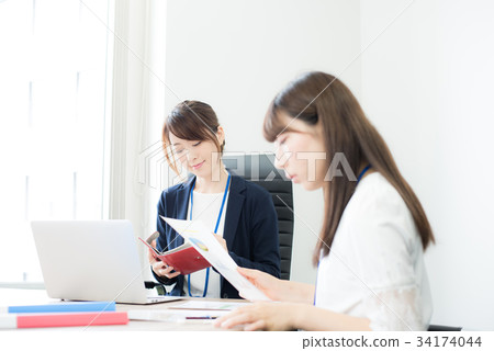 商務休閒女性 商務休閒女性 34174044