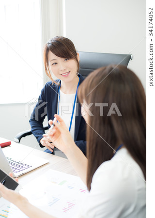 商務休閒女性 商務休閒女性 34174052