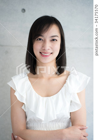 一個女人帶著微笑 一個女人帶著微笑 34175570
