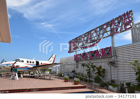 The roof of Miyazaki Bougainvillea Airport The roof of Miyazaki Bougainvillea Airport 34177191