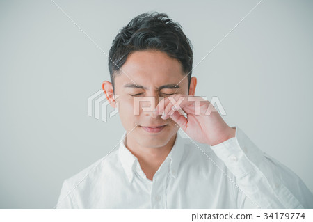 一個二十多歲的男人，眼睛尖叫 34179774
